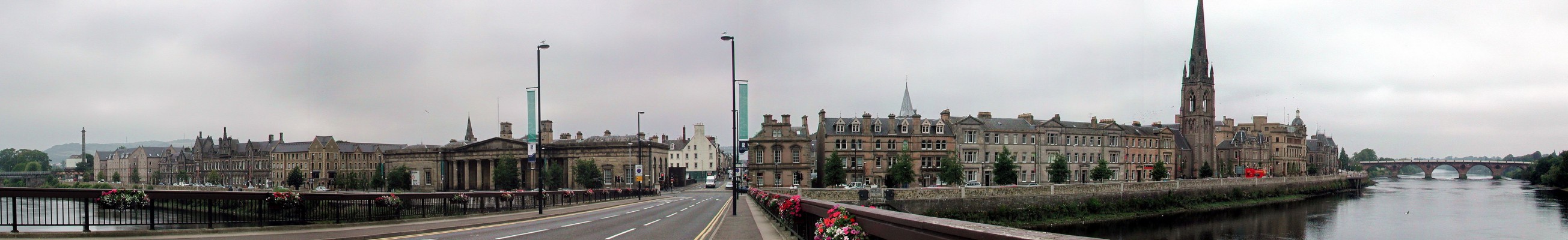 River front view of the City of Perth
Perth sits on the river Tay and has been a royal burgh since the 13th century and was a royal residence thoughout the middle ages.  Because of this Perth is often referred to as the ancient capital of Scotland.   The Bridge on the right hand side is Smeaton's bridge dating from 1771.  [url=http://www.multimap.com/map/browse.cgi?lat=56.395&lon=-3.4247&scale=25000&icon=x/]Map location[/url]
