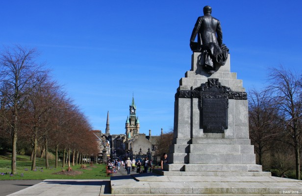 Pittencreiff Park, Dunfermline
The Statue of Andrew Carnegie faces out of Pittencrieff Park towards the High Street of Dunfermline.  [url=http://www.streetmap.co.uk/map.srf?X=308766&Y=687588&A=Y&Z=106&ax=308675&ay=687445/] Map location. [/url]
