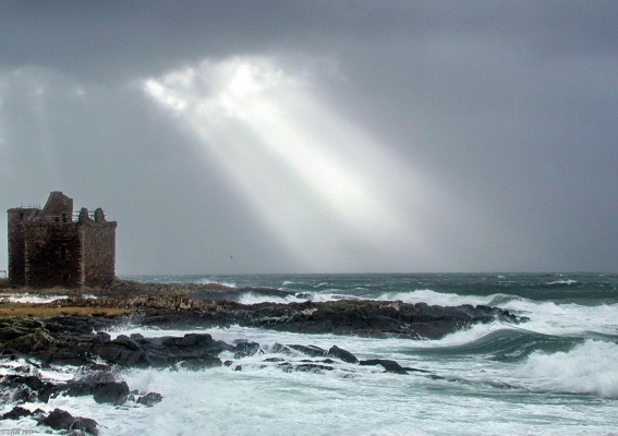 Portencross Castle
A January Storm at Portencross Castle. [url=www.multimap.com/map/browse.cgi?lat=55.7017&lon=-4.905&scale=25000&icon=x/]Map location[/url]

