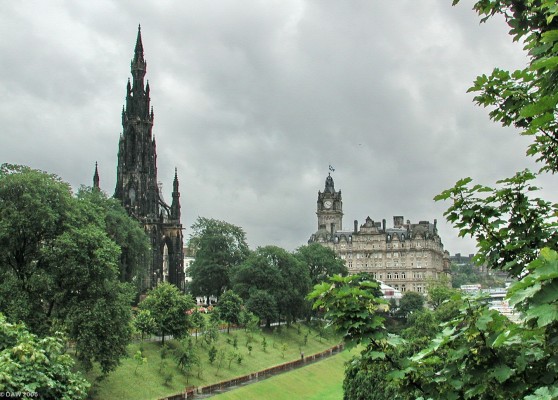 Scott Monument and Balmoral Hotel, Edinburgh
A wet summers day in Edinburgh, ofcourse, it never rains in Glasgow.  [url=http://www.multimap.com/map/browse.cgi?lat=55.9507&lon=-3.1959&scale=10000&icon=x/]Map location[/url]
