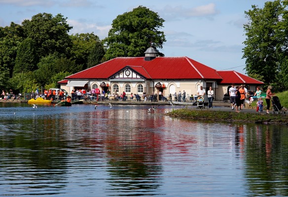 Rouken Glen boating pond
A lazy Sunday afternoon at the boating pond at Rouken Glen park.  [url=http://www.streetmap.co.uk/map.srf?X=255033&Y=657759&A=Y&Z=120/] Map location. [/url]
