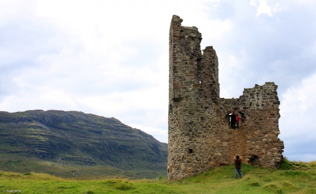 The ruins of Ardvreck Castle
The people in this photo give an idea of the scale of what is left of Ardvreck Castle, once the stronghold of Clan MacLeod. [url=http://streetmap.co.uk/map.srf?X=224057&Y=923655&A=Y&Z=120/] Map location. [/url]
