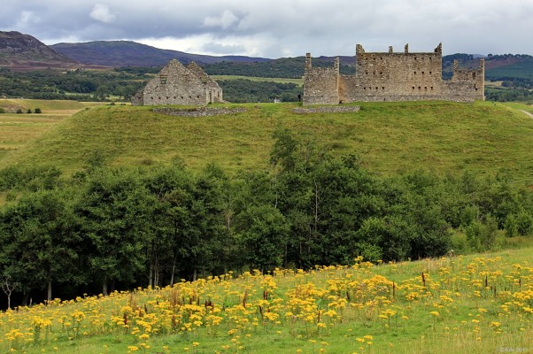 Ruthven Barracks and stables
Completed in 1721 to police the Highlands after the Jacobite uprising of 1715.  The Stables on the left was added later for the horses of Dragoon's patrolling General Wade's new military road.  There were various castles built on the same site, the earliest dating from 1229 but all traces of these were removed when the Barracks were constructed.

