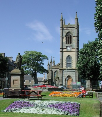 Sir John's Square, Thurso
An attractive ornamental garden given to the town of Thurso by Sir Tollemache Sinclair in memory of his Grandfather Sir John.   Amongst many acheivements Sir John Sinclair made the first statistical account of Scotland.  The Statue on the left is of Sir John. [url=http://streetmap.co.uk/map?X=311622&Y=968293&A=Y&Z=106/] Map location. [/url]
