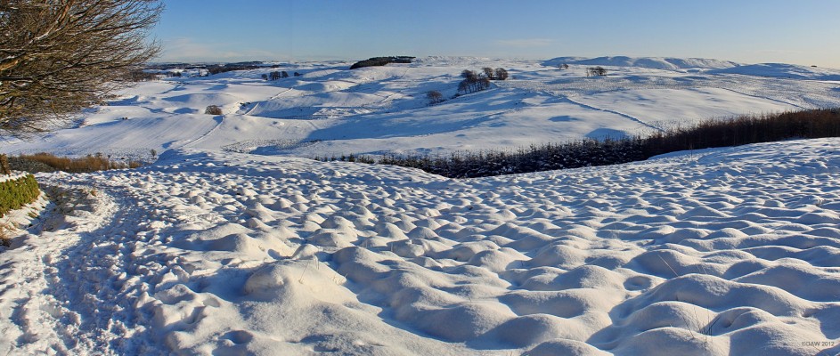 Looking South East from the Neilston Pad, 2010
A view from the high footpath at Neilston Pad.  The highest hills on the horizon towards the right hand side are Dod Hill and James's Hill (282m).  Just right of centre you can see Whitelee WIndfarm in the distance. [url=http://www.streetmap.co.uk/map.srf?X=247289&Y=655287&A=Y&Z=115&ax=247499&ay=654937/] Map location. [/url]
