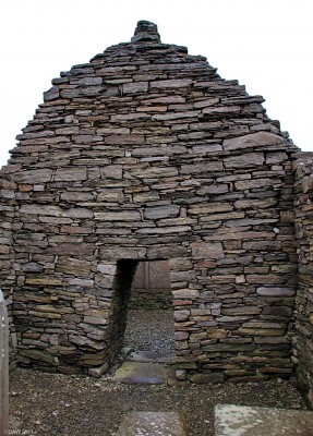 Ruins of St Mary's Chapel, Crosskirk, Caithness
Looking from the Nave to the Chancel at St Mary's Chapel.  The division between the two is typical of Norwegian stone Chapels of the time rather than Scottish ones.  The converging door sides are a feature also found in early Irish Churches. [url=http://www.streetmap.co.uk/map.srf?X=302493&Y=970081&A=Y&Z=115/] Map location. [/url]
