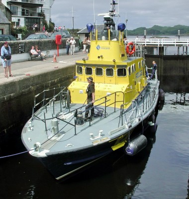 Strathclyde Police Launch in the sea lock at Crinan Canal
Strathclyde, the former Arun Class RLNI lifeboat waits while the sea lock drains at Crinan Canal.   I'd like to think the conversation with the gentleman on the left goes something like this, "You'll no be able tae draw a white line roun' any bodies you find oot there?"
