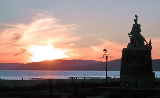 Sunset at the War Memorial
[url=http://www.multimap.com/map/browse.cgi?lat=55.7921&lon=-4.8696&scale=25000&icon=x/]Map location[/url]
