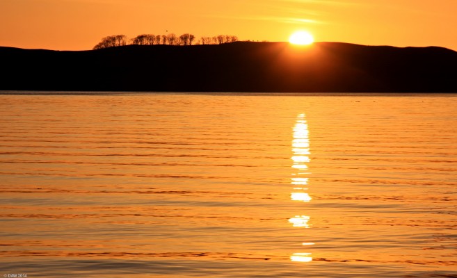 Sunset over the Great Cumbrae from Largs
[url=http://www.streetmap.co.uk/map.srf?X=220313&Y=658776&A=Y&Z=115/] Map location. [/url]
