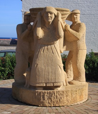 The Creel loaders, Dunbar
A sculpture at Dunbar harbour to honour the town's fishing community, with emphasis on the part played by women in the days of the Herring industry in Dunbar.
