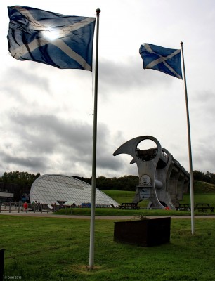The Falkirk Wheel
The [url=http://www.thefalkirkwheel.co.uk/] Falkirk Wheel [/url] on a rather gloomy autumn day.
