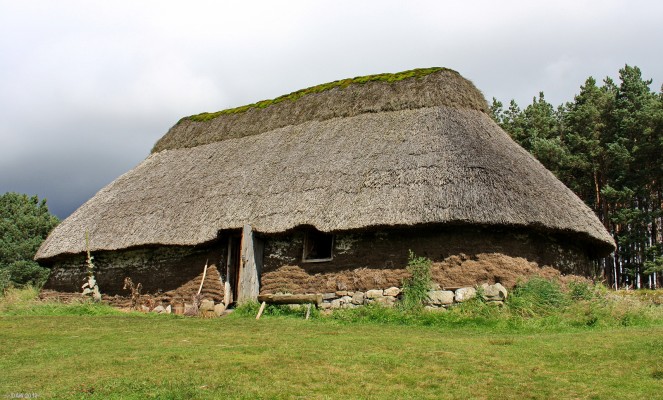 The Weavers House, Highland Folk Museum, Newtonmore
A recreation of an 18th century turf walled house thatched with local Irish Marsh reed.  It consists of just two rooms, one for the weavers loom and the other for living in.
