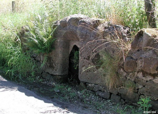 The old Well, Springfield Road
Near the Barrhead end of Springfield road.  I seem to remember when I was a boy there was still a tap with water on it.  [url=http://www.streetmap.co.uk/streetmap.dll?G2M?X=249845&Y=657455&A=Y&Z=3/]Map location. [/url]
