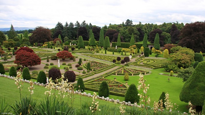 Drummond Castle Gardens
Over looking the formal gardens at [url=http://www.drummondcastlegardens.co.uk/] Drummond Castle.  [/url]

