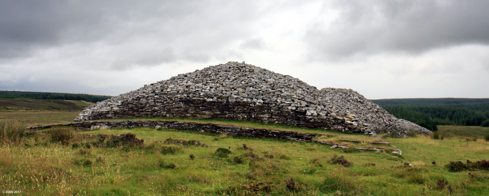 The North end of the Long Cairn, Camster
A view of one end of the Long Cairn at Camster, the grassed platform is said to be for "ritual" purposes, that generally means they don't know its purpose since there are no written records from the time it was built 5,000 years ago. [url=http://streetmap.co.uk/map.srf?X=326043&Y=944215&A=Y&Z=115/] Map location. [/url]
