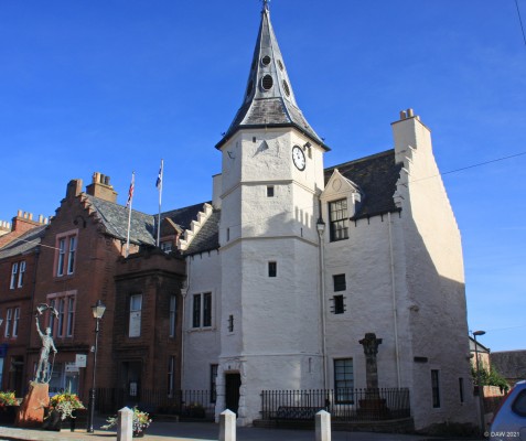 The Tollbooth and Mercat Cross, Dunbar
The Tollbooth dates from around 1620 but the Mercat Cross standing outside dates from 1911 having been recrated from fragments of an older one.  The statue is that of John Muir who was born in Dunbar.
