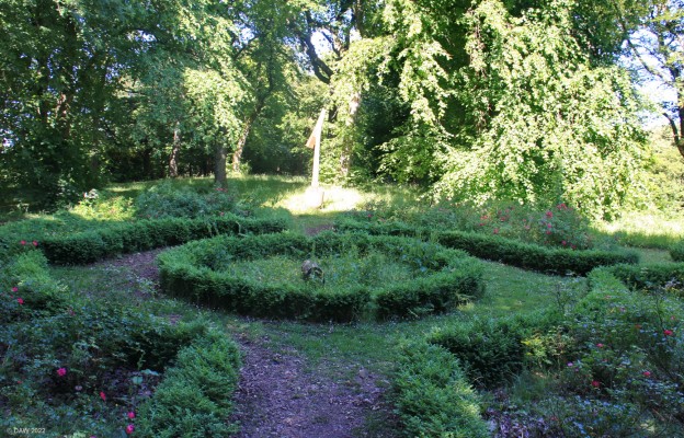 Tower of Empire, Bellahouston Park, Glasgow
This rather forlorn box hedge garden marks the spot where the "Tower of Empire" stood during the 1938 Empire Exhibition that took place in the park.  The [url=http://www.drookitagain.co.uk/coppermine/displayimage.php?pid=685/] Tower [/url] stood 300ft tall at the highest point of the park.  It, along with almost all the other buildings were demolished when the exhibition ended.
