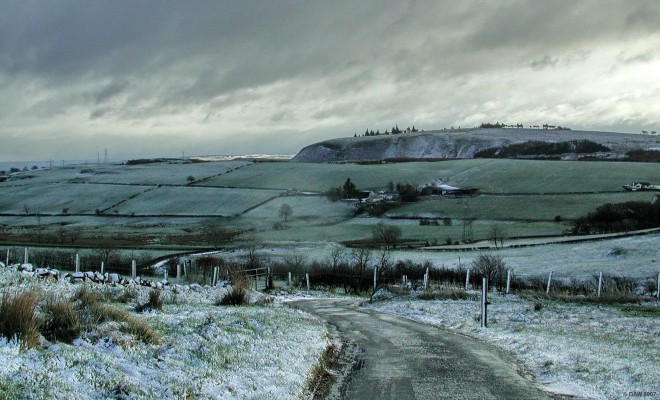 View of the Neilston Pad from the North West
A winter view of the Pad after a light dusting of snow.  The 'Crag & Tail' outline of the feature can clearly be seen from this angle.  [url=http://www.streetmap.co.uk/streetmap.dll?G2M?X=245500&Y=655295&A=Y&Z=3/]Map location[/url]
