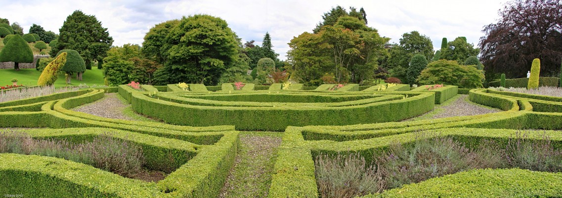 Box hedges, Drummond Castle
Newly trimmed box hedge at Drummond Castle Gardens.  [url=http://www.streetmap.co.uk/map.srf?X=284460&Y=717975&A=Y&Z=120/] Map location. [/url]
