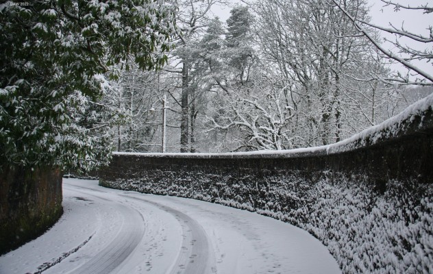 Crofthead Cottages Road, Neilston, Winter
[url=http://streetmap.co.uk/map?X=247215&Y=657259&A=Y&Z=106/] Map location. [/url]
