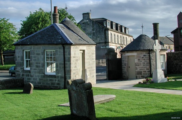 Gate Houses, Neilston Parish Church
The gate houses at the entrance to Neilston Parish Church.  At one time they were used by the Suday School and for Kirk Session meetings before the Church hall was aquired.
