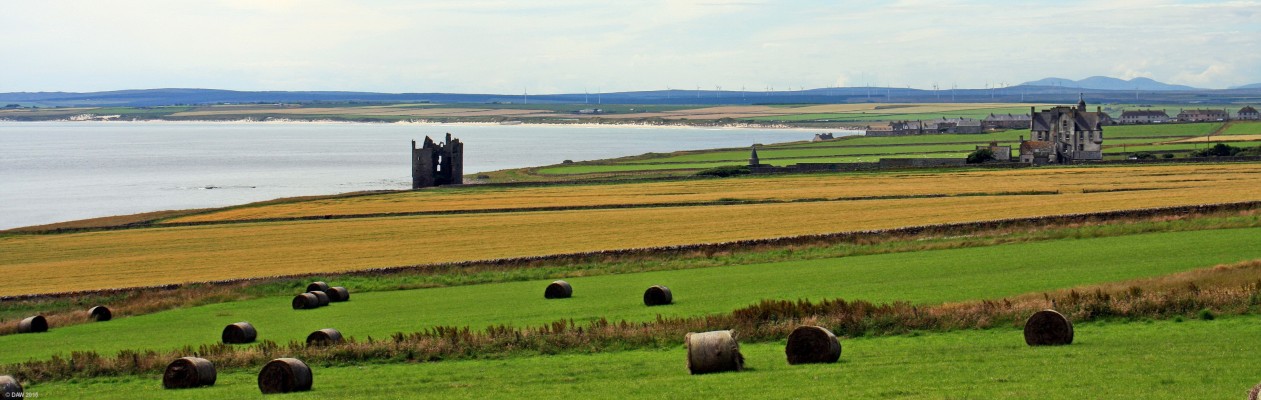 Keiss Castle and Keiss House
The ruin of Keiss Castle on the left date from around the late 16th century, Keiss House on the right was built in 1755. [url=http://streetmap.co.uk/map.srf?X=335920&Y=962239&A=Y&Z=120/] Map location. [/url]
