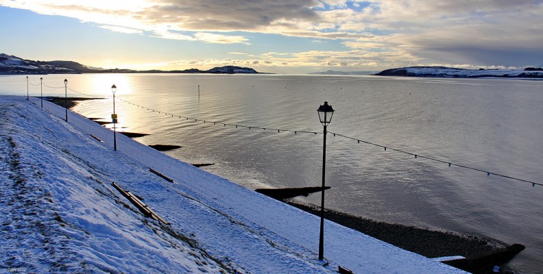 Winter sun on the south Bay, Largs
On the right is the Great Cumbrae, in the far distance just above the lamp post the outline of the Holy Isle can be seen.  [url=http://www.streetmap.co.uk/map.srf?X=220308&Y=658788&A=Y&Z=115/] Map location. [/url]
