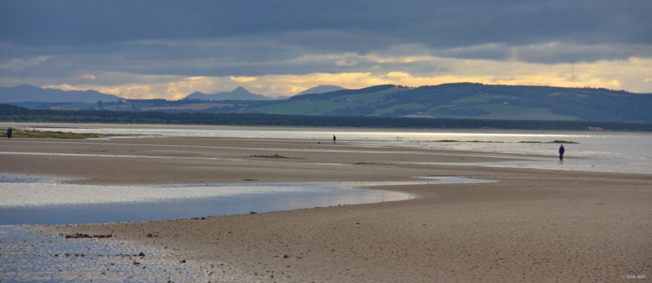 Nairn beach
An evening view looking over Nairn beach towards the Black Isle. [url=http://streetmap.co.uk/map.srf?X=288790&Y=857260&A=Y&Z=120/] Map location. [/url]
