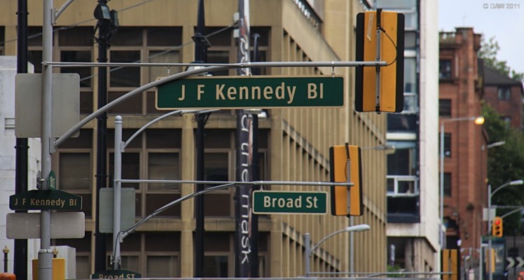 More road signs and yellow traffic lights, World War Z, Glasgow
