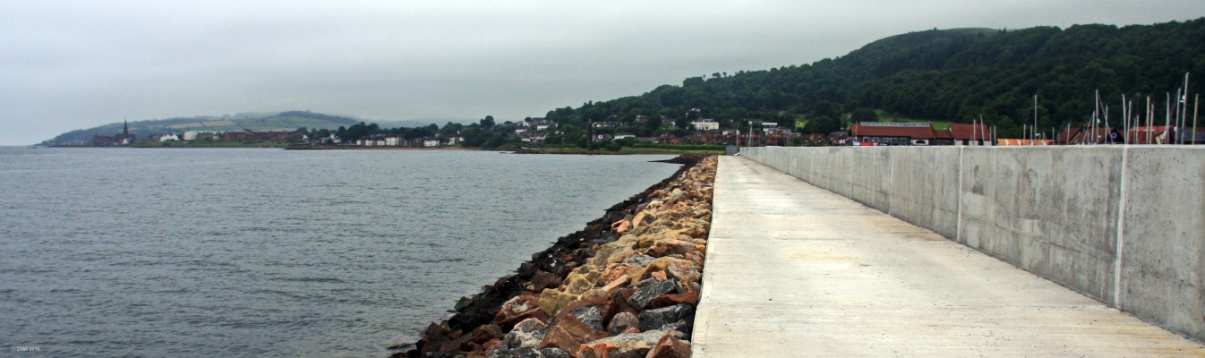 The sea wall, Largs Marina
Looking back towards Largs from the end of the sea wall at the Marina. [url=http://streetmap.co.uk/map.srf?X=220622&Y=657067&A=Y&Z=115/] Map location. [/url]
