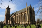 Dunblane_Cathedral_and_graveyard.jpg