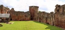 The_courtyard2C_Bothwell_Castle.jpg