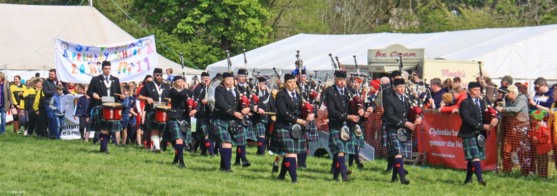 2019, the Neilston Pipe Band leads the Grand Parade
