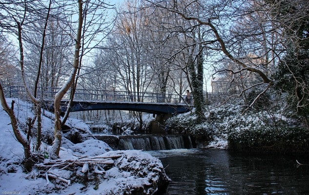 Footbridge over Levern Water in winter, Barrhead
[url=http://www.streetmap.co.uk/map.srf?X=250484&Y=659301&A=Y&Z=115/] Map location. [/url]
