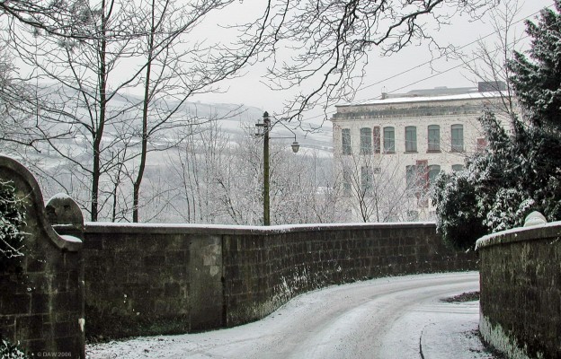 Frosty morning at Crofthead Mill
Looking along the lane behind Crofthead Mill. [url=http://www.multimap.com/map/browse.cgi?lat=55.7843&lon=-4.4382&scale=25000&icon=x/]Map location[/url]
