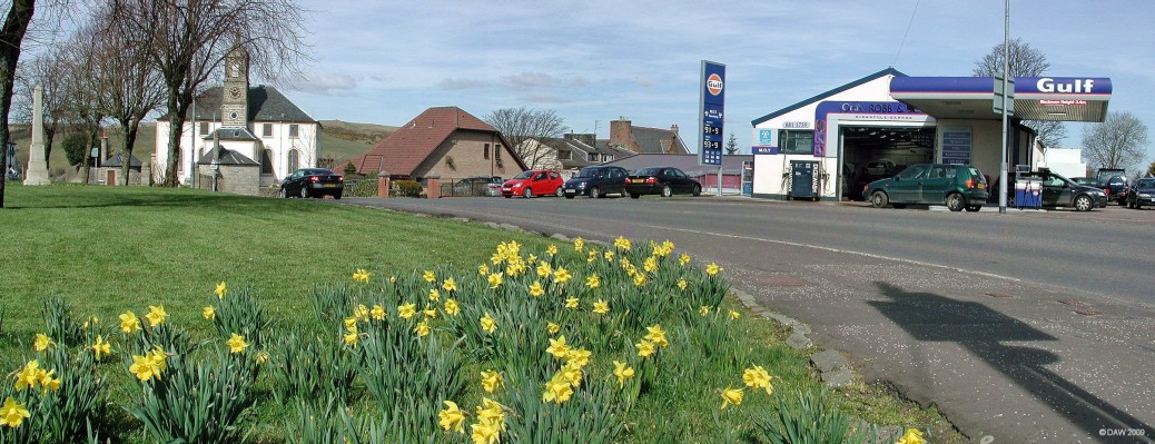 High Street in spring
The Robertson Memorial is on the extreme left with the Parish Church next in the distance.

