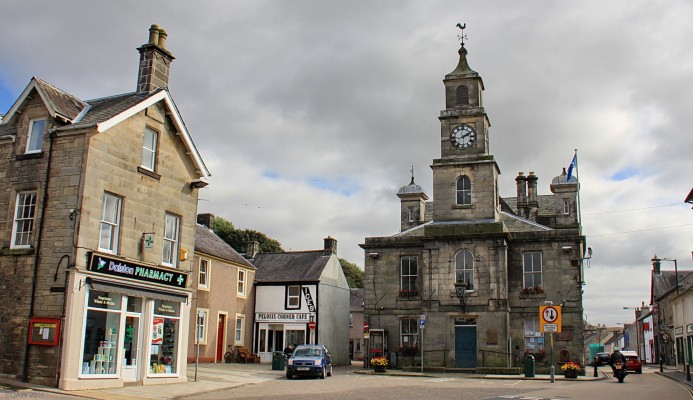 Langholm town Hall
Dating from 1811 it stands on the site of the old Tollbooth. [url=http://www.streetmap.co.uk/map.srf?X=336430&Y=584517&A=Y&Z=106/] Map location. [/url]
