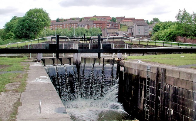 The Maryhill Locks
As the Forth & Clyde Canal passes through the Maryhill area of Glasgow it rises through a series of 5 locks with unusual oval basins.   The canal had fallen in to disprepair but in the late 1990's was fully restored to its former glory. [url=http://www.multimap.com/map/browse.cgi?lat=55.8925&lon=-4.3002&scale=25000&icon=x/]Map location[/url]
