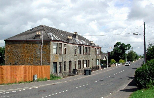 Looking down Kingston Road from the edge of the village
Murdochmuir, the houses on the left, are amongst the oldest in Neilston.  According to Dr Pride's History of the Parish they date from the early 19th century.  Apparently there was some controversy when a nearby standing stone was blasted and used in the construction of the building.  The yellow Lichen on the end wall is a good indication of the pollution free air of Neilston.
