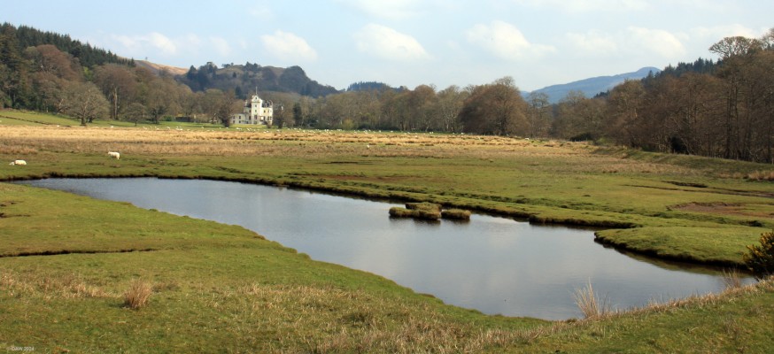 New Castle Lachlan
Built in 1790 as a more comfortable replacement to the original Castle Lachan.  Today it is available for self catering.  [url=http://www.streetmap.co.uk/map?X=201332&Y=695638&A=Y&Z=120&ax=201332&ay=695638/] Map location. [/url]
