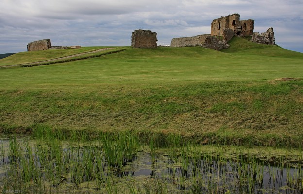 Duffus Caslte, Moray
A classic example of a Motte and Bailey Castle.  The Motte is a massive earthwork on the right where the main residence sits and the Bailey is the level ground to the left which would have had all the ancillary buildings and was surrounded by a curtain wall.  The building is in the care of [url=http://www.historic-scotland.gov.uk/propertyresults/propertydetail.htm?PropID=PL_099&PropName=Duffus%20Castle/] Historic Scotland. [/url]
