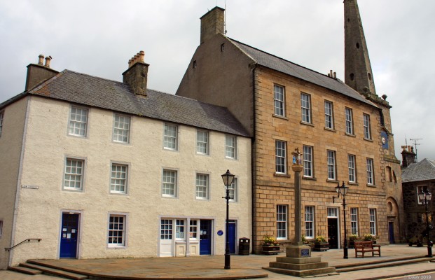Banff Town House and Steeple
Banff Town House is the large sandstone building on the right, it dates from 1797.  Further to the right is the Tollbooth steeple dating from 1784. [url=http://streetmap.co.uk/map.srf?X=368950&Y=863952&A=Y&Z=110/] Map location. [/url]
