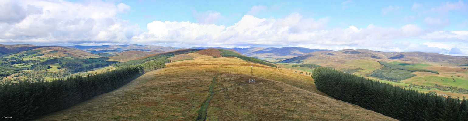 The view looking north from the Airlie Tower near Kirriemuir
Looking north to the hills around Ballater and Braemar from the top of the Airlie Memorial Tower near Kirriemuir. [url=http://streetmap.co.uk/map?X=337430&Y=761357&A=Y&Z=120/] Map location/ [/url]
